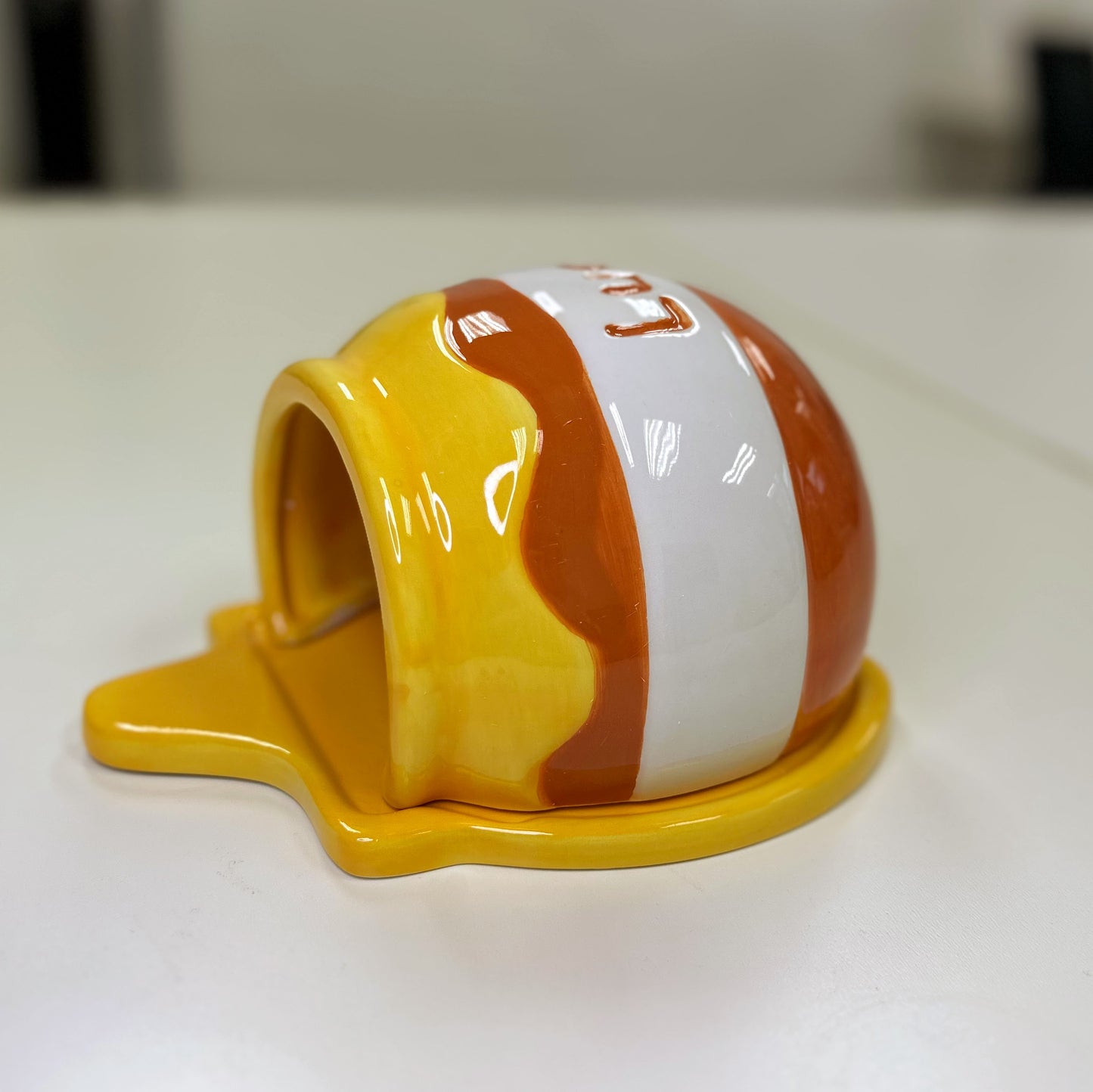 倒瀉蜜糖陶瓷屋(活動底座、可揭蓋)